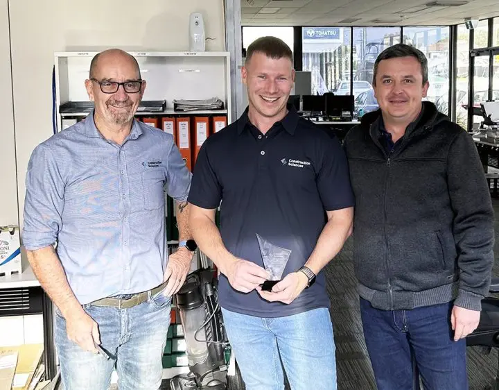 Ronan Woods (centre) accepting his Golden Shovel Award  from General Manager, Mick Midgley (left) and WA Area Manager, Paul O'Brien (right).